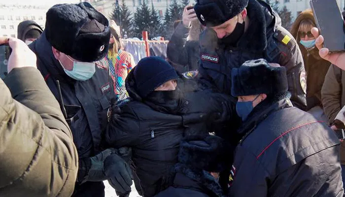 Մոսկվայում չարտոնված ցույցի մասնակիցները ծեծկռտուք են սկսել ոստիկանության հետ