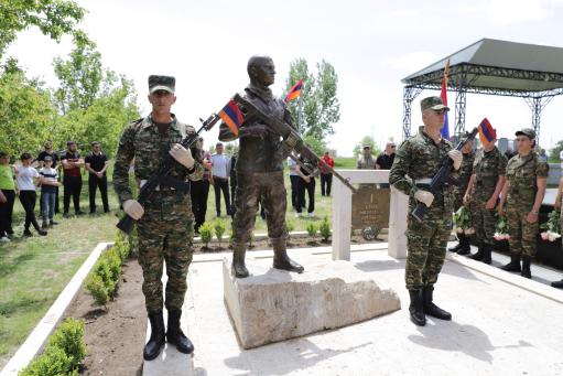 Գյումրիում տեղի է ունեցել հետախույզ Հովիկ Սիմոնյանի արձանի բացման արարողությունը