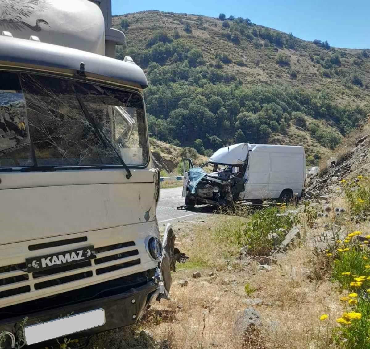  Մեղրի-Երևան ավտոճանապարհին բախվել են  «Mercedes Sprinter»-ը և «KamAZ»-ը․ կան տուժածներ