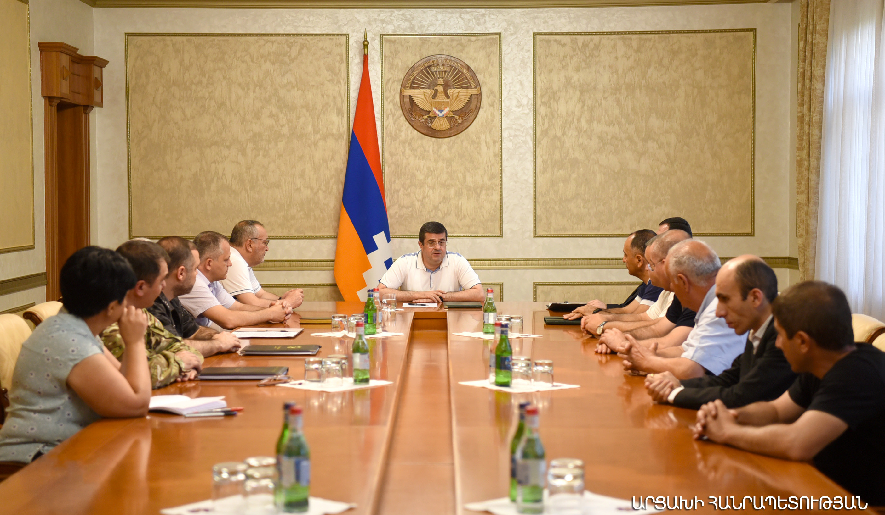 Президент АраикАрутюнян провел совещание по актуальным гуманитарным вопросам и проблемам безопасности 
