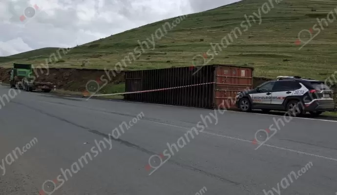 Աշոցքի ոլորաններում բեռնատարի վրա տեղադրված բեռնախցիկը, որում եղել է 4 ավտոմեքենա, պոկվել ու ընկել է