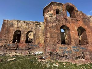 Սիվրիհիսար գյուղի հայկական հնամենի եկեղեցին ենթարկվում է գանձ որոնողների ավերածություններին (լուսանկարներ)