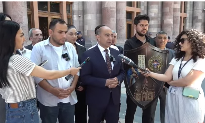 «Լուսավոր Հայաստան»–ի քարոզարշավը՝ կառավարության շենքի մոտ․ ուղիղ