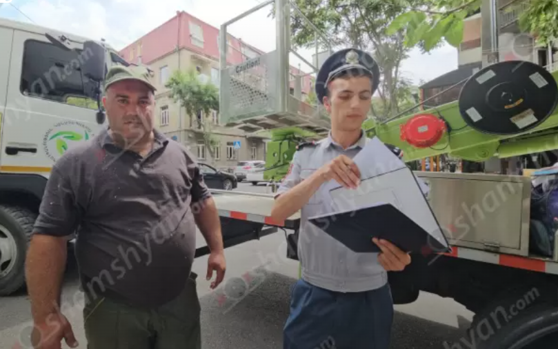 Ծառի հսկայական ճյուղը պոկվել և ընկել է ավտոմեքենաների և կոմունիկացիոն լարերի վրա