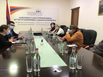 Ռուստամ Բադասյանը հանդիպել է Երևանի Փոքր կենտրոնի հանրային գերակա շահ ճանաչված տարածքների բնակիչների հետ