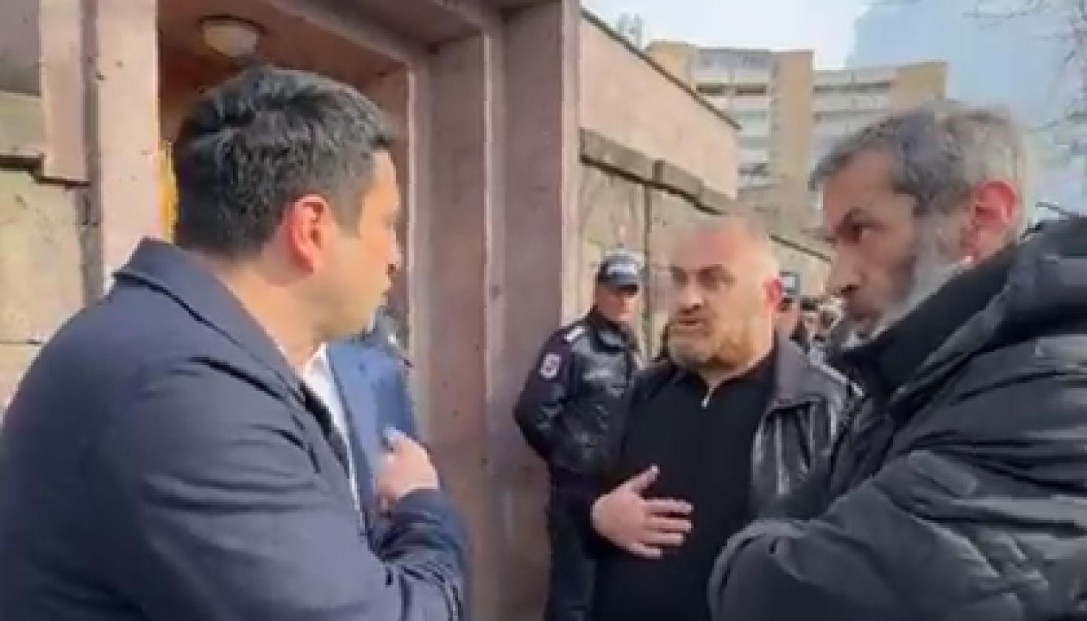 Ազգային ժողովի մոտ տեղի ունեցած միջադեպից հետո Դեմիրճյան փողոցից 2 անձ ներկայացվել է Համայնքային ոստիկանության Արաբկիրի բաժին․ ՆԳՆ