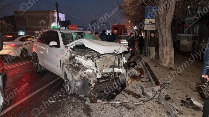 Խոշոր ավտովթար Երևանում. բախվել են BMW X5-ը, Nissan Sentra-ն ու Ford Mondeo-ն, 4 վիրավորներին ավտոմեքենայից դուրս են բերել փրկարարները