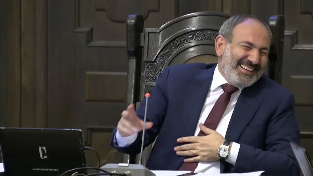 Կառավարության անդամներին տոպրակներ հանձնեցին՝ իրենց վարքով օրինակ ծառայելու համար