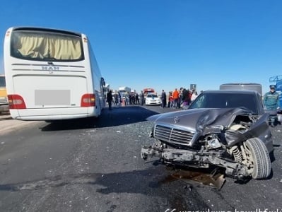 Երևան-Երասխ ճանապարհին բախվել են օտարերկրացի զբոսաշրջիկներ տեղափոխող ավտոբուսն ու Mercedes-ը