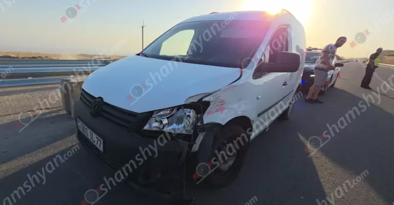 Թալինի հիվանդանոցի շտապօգնության մեքենան, որում եղել է 8 ուղևոր, Երևանի ճանապարհին բախվել է Volkswagen-ին. կան վիրավորներ                   