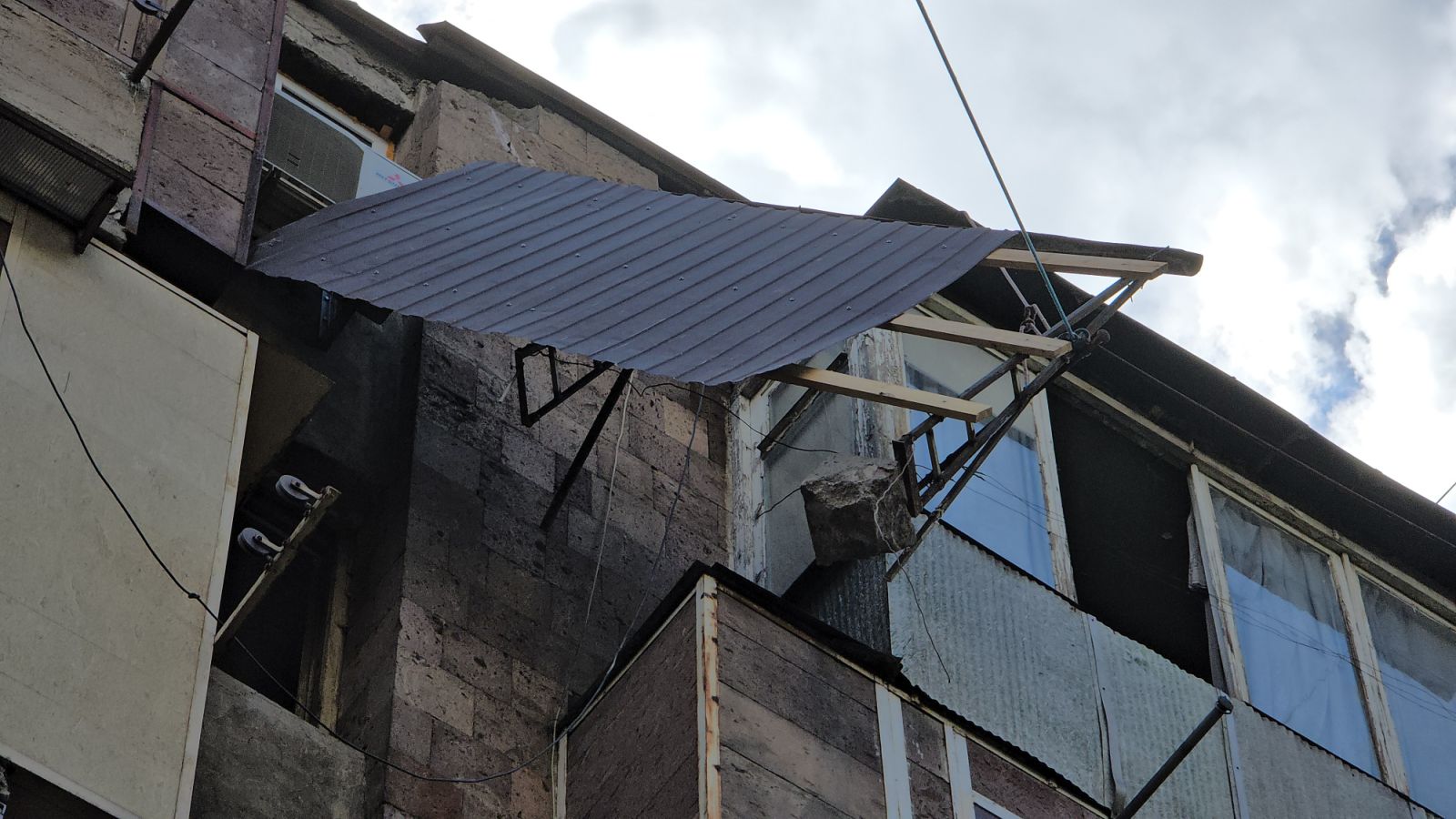 Երևանյան շենքերից մեկի տանիքից թուլացել և կախվել են կառուցատարրեր և մետաղյա թիթեղը. օգնել են փրկարարները