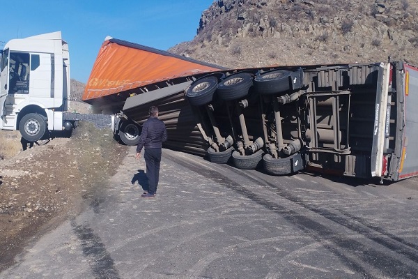 Արմավիր-Գյումրի ավտոճանապարհին «MAN» մակնիշի բեռնատարի կցորդիչը կողաշրջվել է երթևեկելի գոտում․ ճանապարհը միակողմանի փակվել է