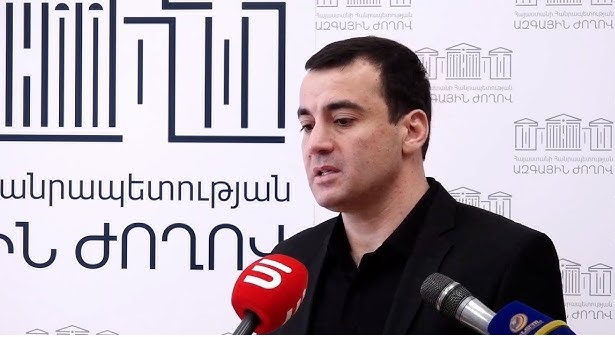 Արթուր Չախոյանը թաղապետարանում ծեծկռտուքից հետո ասուլիս է հրավիրել քաղաքապետարանի շենքի մոտ