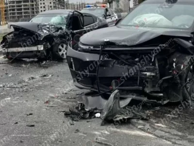 Մոնթե Մելքոնյան փողոցում 18-ամյա վարորդն անցել է կանաչ խոտածածկի վրայով, բախվել 2 մեքենայի. Կա զոհ