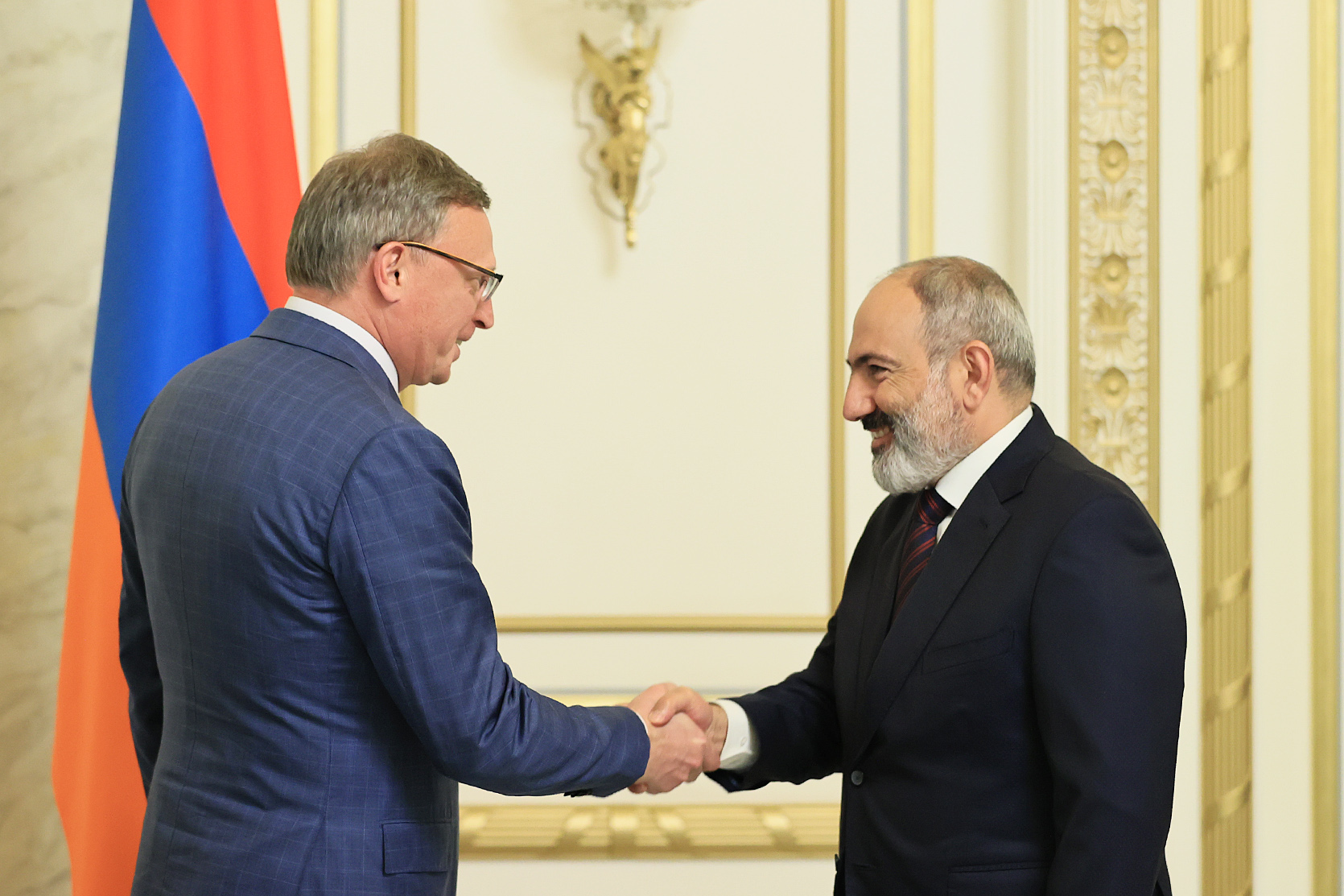 Премьер-министр Пашинян принял делегацию во главе с губернатором Омской области РФ