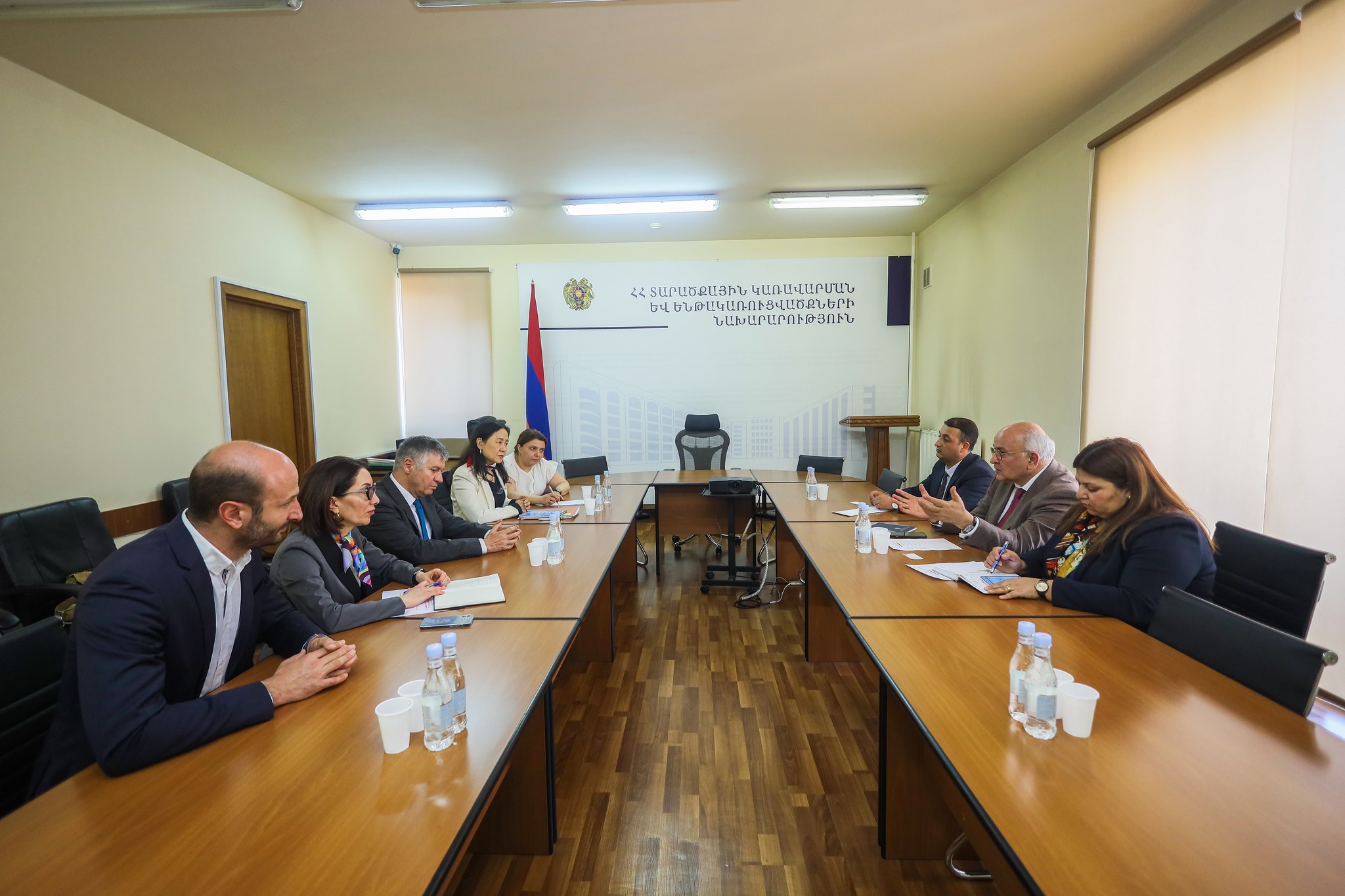 Վաչե Տերտերյանը հանդիպել է Ասիական զարգացման բանկի գլխավոր տնօրենի տեղակալի հետ