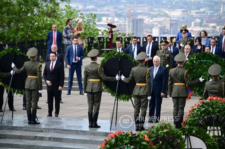 Հայաստանի բարձրաստիճան ղեկավարությունը Հաղթանակի և խաղաղության տոնի առթիվ այցելեց «Հաղթանակ» զբոսայգի