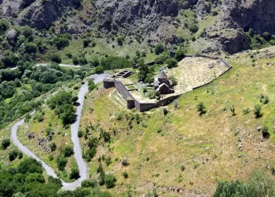 Վայոց ձորում քաղաքացին հայտնել է, որ Գնդեվանքի՝ այժմ կարգալույծ եղած հոգևոր հովվին տվել է մոտ 29 հազար դոլար գումար և 1 մլն դրամի արծաթ, որն իր նպատակին չի ծառայել