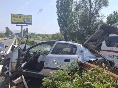 Կոտայքի մարզում Opel Astra-ն մխրճվել է բաժանարար գոտու արգելապատնեշների մեջ. վարորդին ու վիրավորին փրկել է ամրագոտին