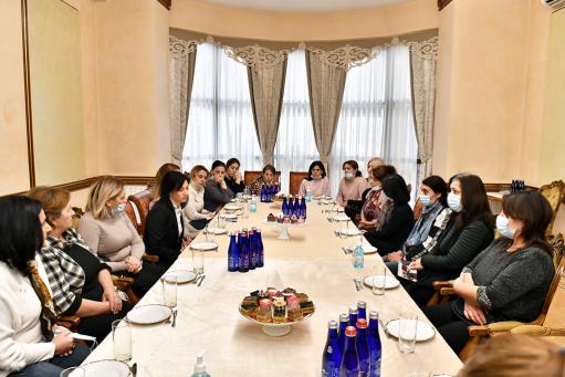 Աննա Հակոբյանը հանդիպել է գերեվարված, անհետ կորած ժամկետային զինծառայողների մայրերի հետ