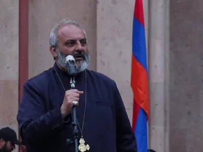 Բագրատ Սրբազանն իր համակիրների հետ հասավ Սուրբ Աննա եկեղեցու բակ․ երեկոյան կամփոփվի օրվա արդյունքները