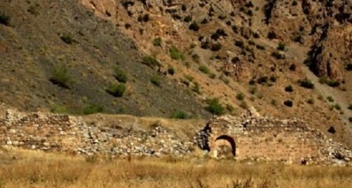 Վանում երեխա չունեցող քուրդ զույգերը ուխտի են գնում հայկական եկեղեցի եւ մատաղ անում