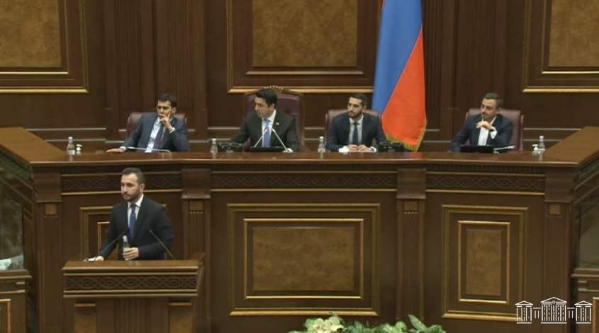 ԱԺ նիստն ընթանում է թեժ մթնորոլրտում․ Ուղիղ