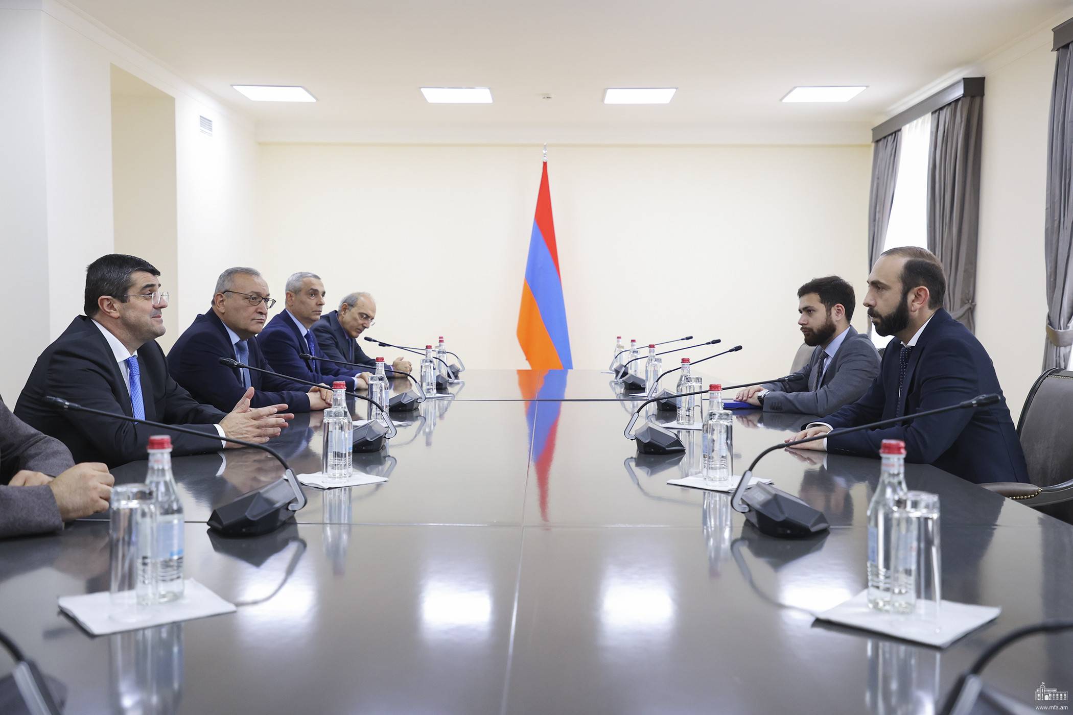 Министр иностранных дел Армении встретился с делегацией во главе с президентом Арцаха