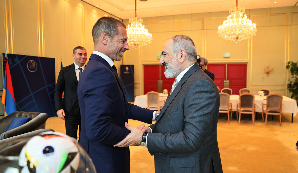 Քննարկվել են Հայաստանում ֆուտբոլի զարգացմանը վերաբերող հարցեր․ վարչապետը հանդիպել է ՈՒԵՖԱ-ի նախագահի հետ