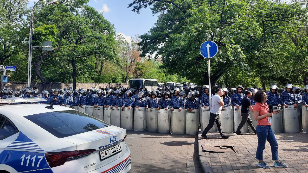 ԱԺ-ի մոտ ցուցարարների ու ոստիկանների միջեւ հրմշտոց սկսվեց