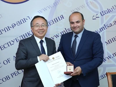 Նարեկ Մկրտչյանը հուշադրամ է հանձնել ՀՀ-ում առաքելությունն ավարտող Չինաստանի դեսպան Ֆան Յոնին