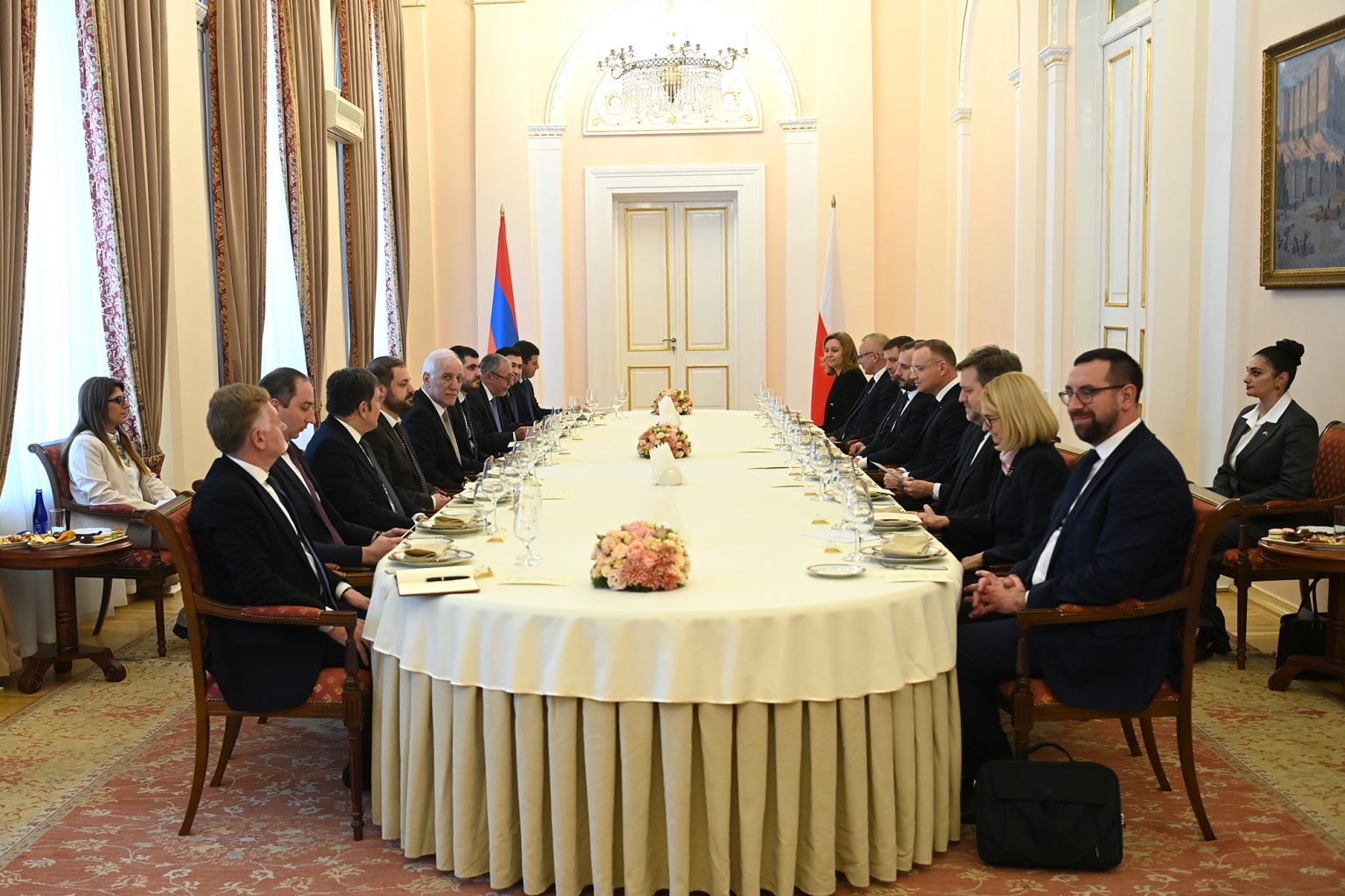 Ի պատիվ Լեհաստանի նախագահ Անջեյ Դուդայի` նախագահ Վահագն Խաչատուրյանի անունից տրվել է պաշտոնական ճաշ
