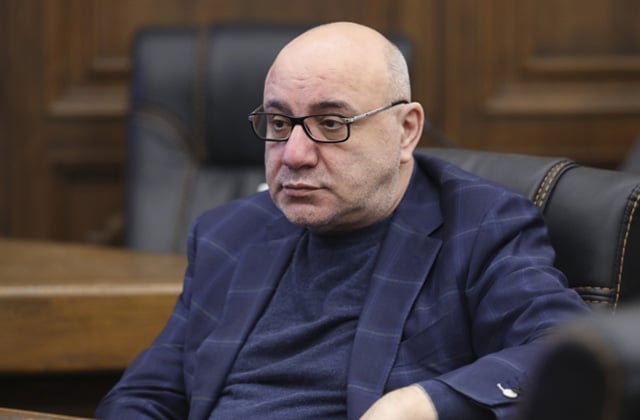 Գուրգեն Արսենյանը դադարեցնում է պատգամավորական լիազորությունները