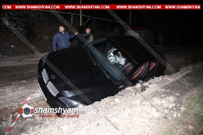 Երևանում Mercedes-ի վարորդի՝ վթարային իրավիճակ ստեղծելու հետևանքով BMW X6-ը կիսակողաշրջված վիճակում հայտնվել է ջրախողովակի համար փորված փոսում