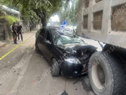 Խոշոր ավտովթար Երևանում. 31-ամյա վարորդը «Lada»-ով Մյասնիկյան պողոտայում մխրճվել է կայանված «Howo» բեռնատարի հետնամասի մեջ. կա 5 վիրավոր