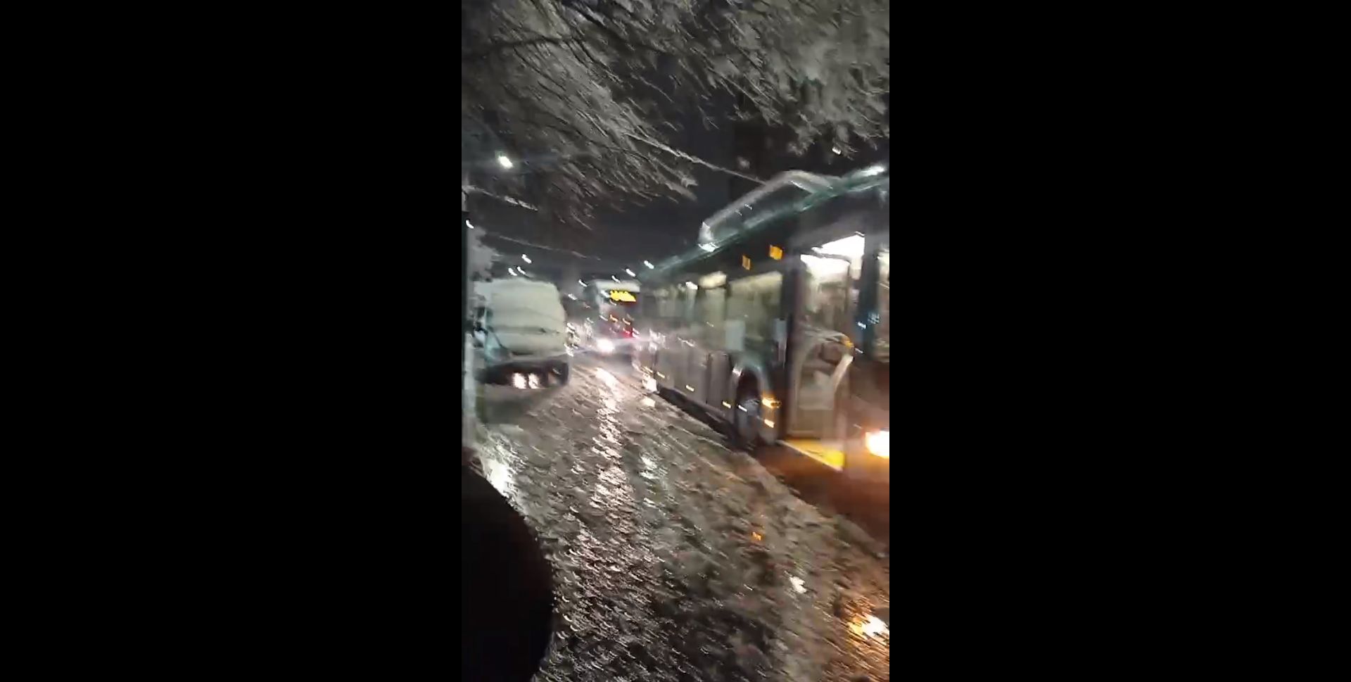 «Ճանապարհը սառած է, անվադողերը ռեզինից չեն». Նոր Նորքի 6-րդ զանգվածում ավտոբուսները չեն կարողացել առաջ շարժվել