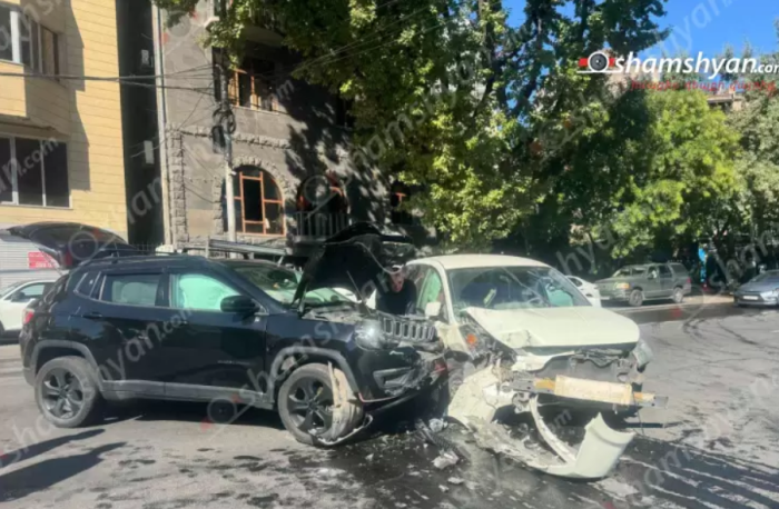 Ամիրյան-Սարյան փողոցների խաչմերուկում բախվել են մեքենաներ. 1 հոգի տեղափոխվել է հիվանդանոց