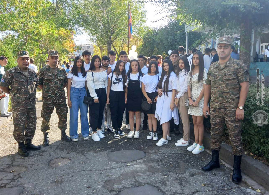 Խաղաղապահ բրիգադի զինծառայողները Գիտելիքի օրն այցելել են զորամասին կցագրված դպրոցներ
