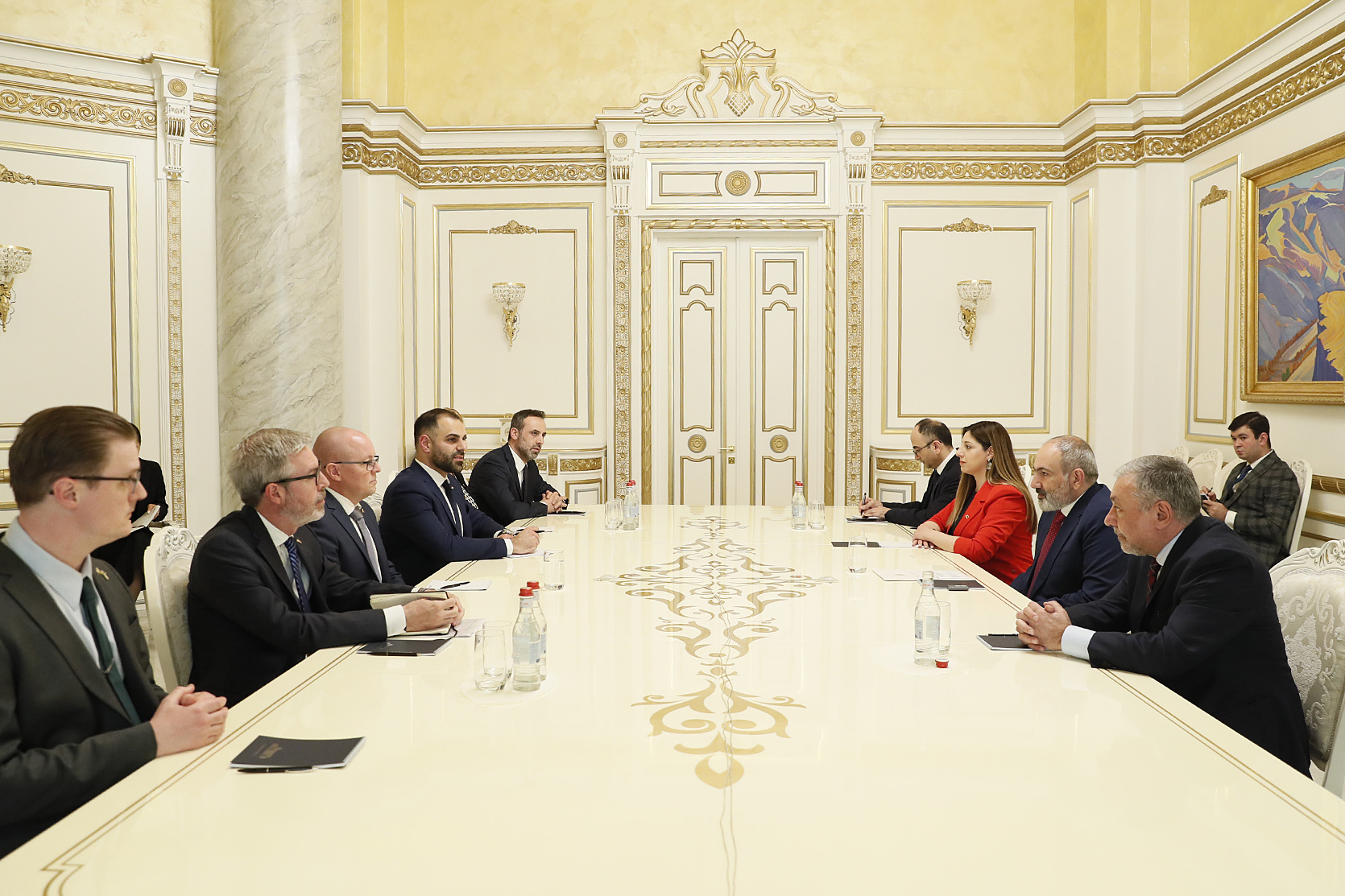 Премьер-министр Пашинян обсудил с депутатами парламента Швеции повестку сотрудничества