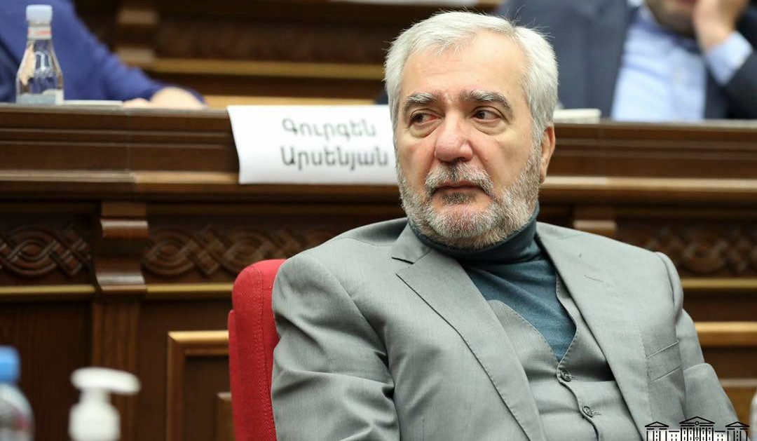 Անդրանիկ Քոչարյանը ստո՞ւմ է․ «Հրապարակ»