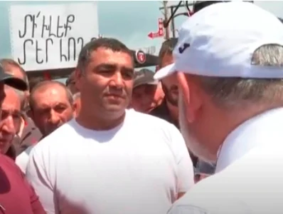 «Մի՛ խլեք մեր հողերը, մեր վերջին հույսն եք». Վարդենուտ գյուղում Փաշինյանին դիմավորեցին պաստառներով