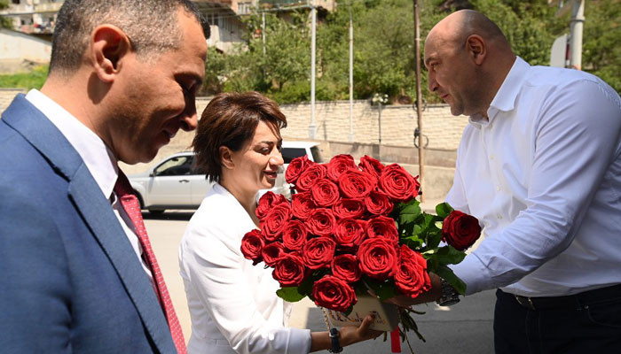 Շատ եմ ափսոսում․ Իշխան Սաղաթելյանը՝ Մանվել Փարամազյանի կողմից Աննա Հակոբյանին վարդերով դիմավորելու մասին