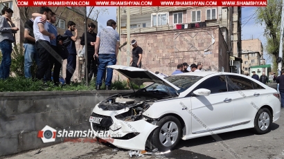 Երևանում բախվել են Kia Forte-ն ու Hyundai Sonata-ն, Hyundai-ն էլ հայտնվել է մայթին՝ բախվելով պատին