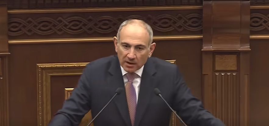 Զորականի միջադեպը տեղի ունեցել նաև այն պատճառով, որ գողական համայնքի ղեկավարներից մեկը Գյումրիում շատրվանը միացնում է «Доля воровская» երգով. Փաշինյան