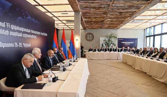 Դեսպաններից ոմանք քծնել են Փաշինյանին. «Հրապարակ»