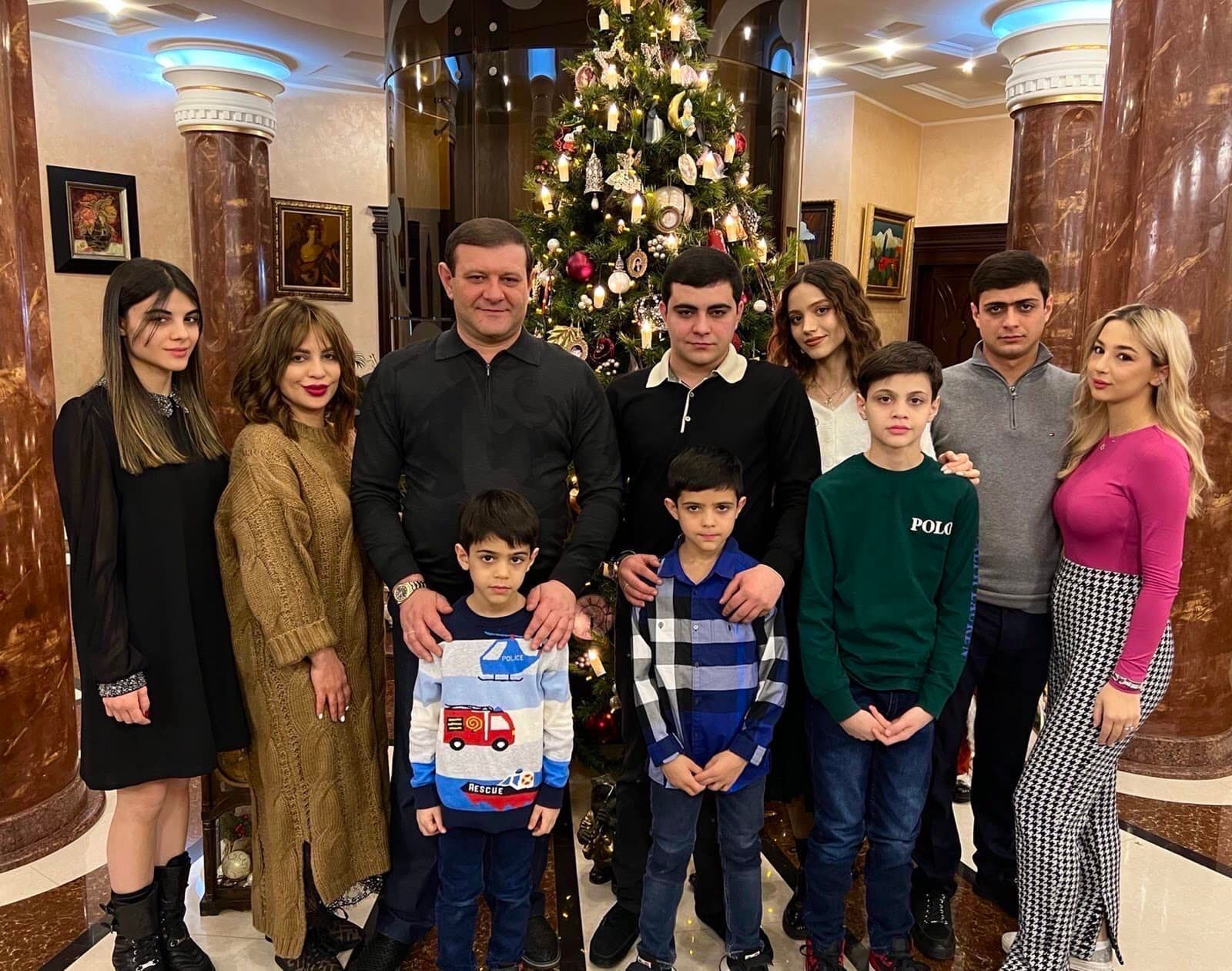 Ջերմություն և հավատ բոլոր հայ ընտանիքներին. Տարոն Մարգարյանը ընտանեկան լուսանկար է հրապարակել  
