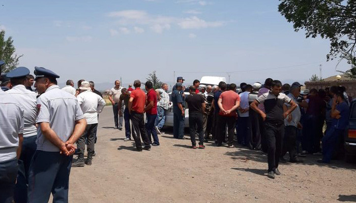 Գյուղացիները բացեցին Երևան-Գյումրի ճանապարհը. մարզպետը խոստացավ՝ ոռոգման հարցը այսօր կլուծվի