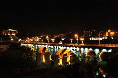 Երևանում 2 քաղաքացի անցել են «Հաղթանակ» կամրջի վտանգավոր եզրագիծը և սպառնում են ցած նետվել. պահանջում են հանդիպում վարչապետի օգնական Նաիրի Սարգսյանի հետ