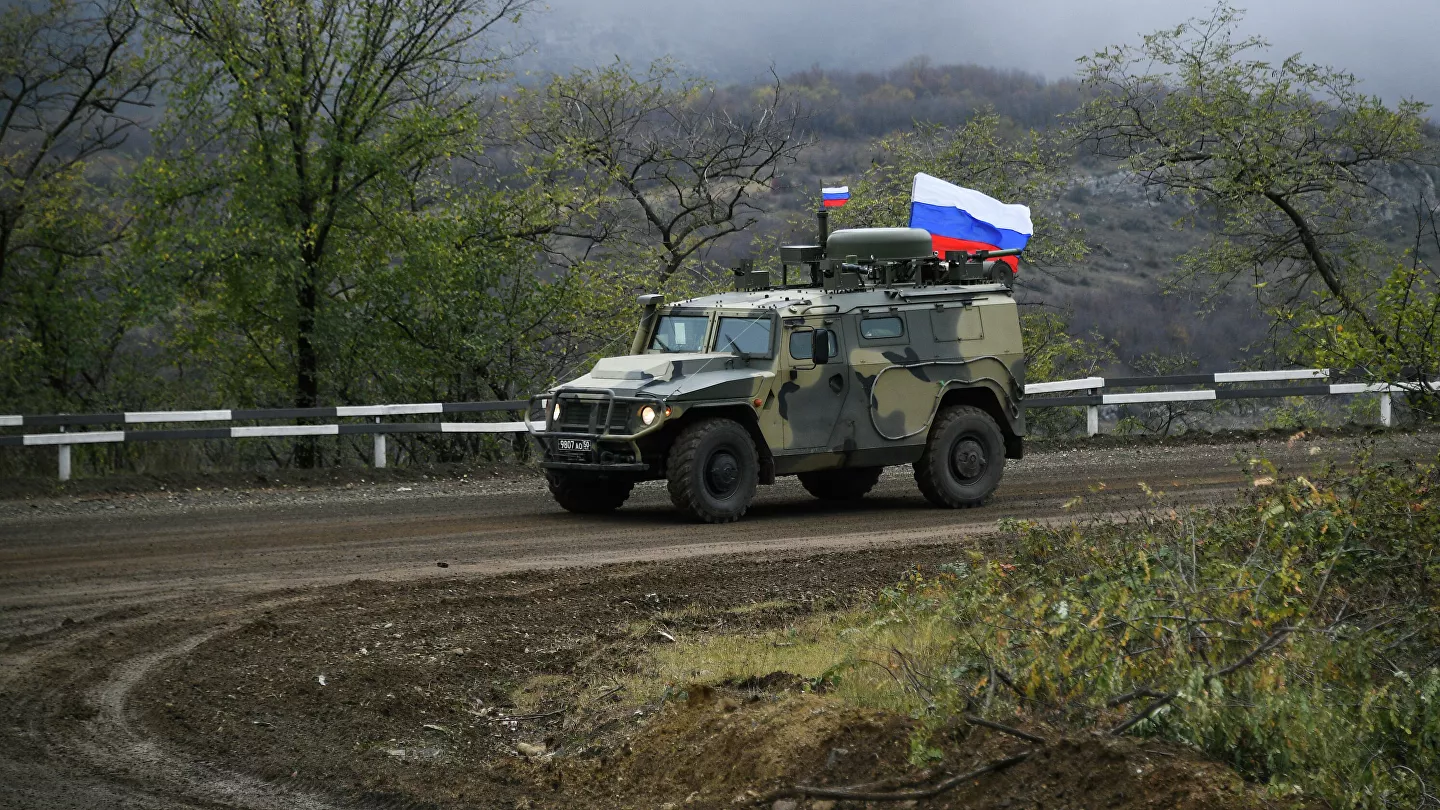 Արցախում ռուս խաղաղապահներն ուղեկցել են ադրբեջանցի զինծառայողների մեքենաները (տեսանյութ)