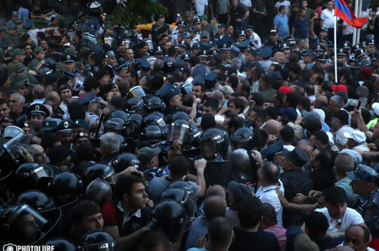 Պռոշյան-Դեմիրճյան խաչմերուկում տեղի ունեցած բախումների հետևանքով տուժել է 60 քաղաքացի. 39-ը ոստիկանության ծառայողներ են եղել